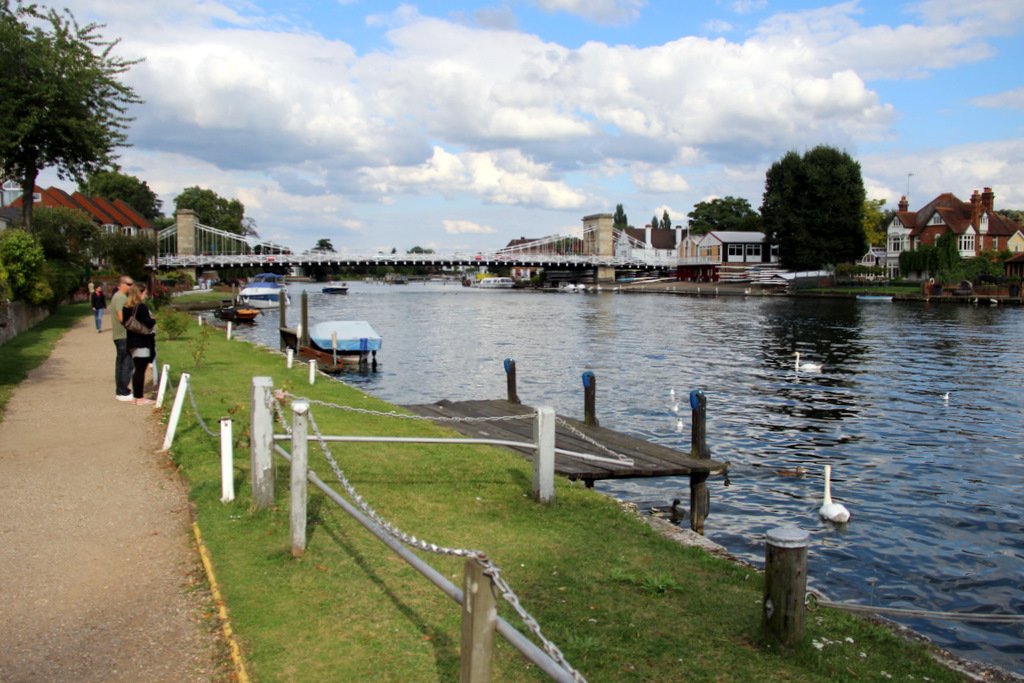 The Thames path at Marlow looking towards the suspension bridge