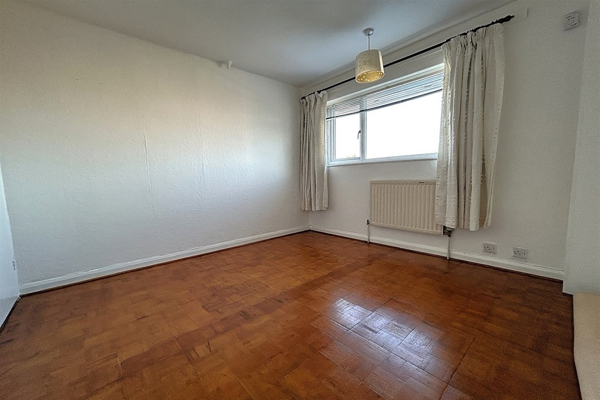 Double bedroom with wood flooring